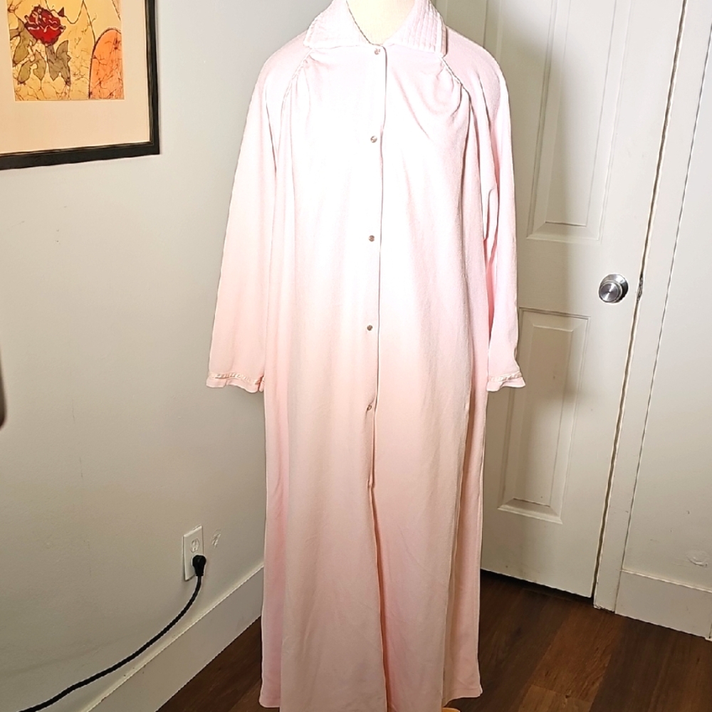 Vintage Vanity Fair Soft Pink Snap Maxi Robe. Size‎ Large. Side Pockets.